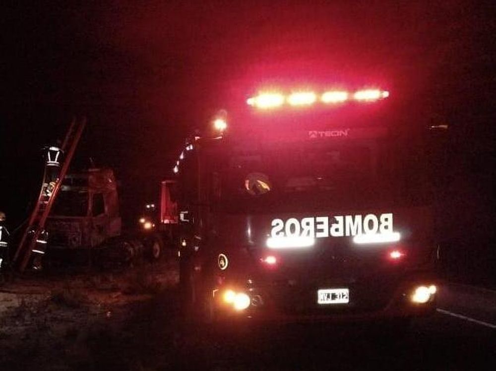 Las brasas de un asado provocaron el incendio de un garage: ardió un auto
