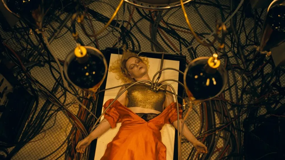 Precedida de polémica, la novia de Frankenstein se suma hoy a la cartelera local