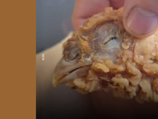 Espantoso hallazgo: pidió alitas y encontró la cabeza de un pollo frita Espantoso hallazgo: pidió alitas y encontró la cabeza de un pollo frita