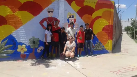 Unos 45 chicos pintaron un mural en el Barrio La Estación