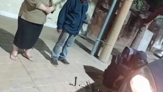 Resaltan en las redes el gesto de un policía que ayudó a dos ancianos