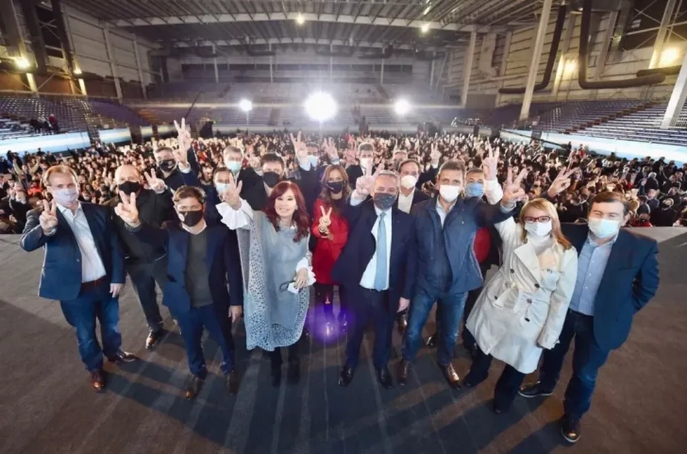 Con críticas de Cristina al PJ, el FdT bajó el telón de la campaña