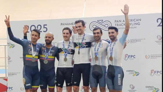 El podio. Los dos argentinos, Rubén y Marcos Méndez, junto a los estadounidenses y colombianos, primeros y segundos en la Madison que cerró el torneo.