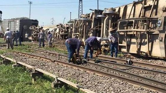 Se dilataron las vías del tren por el calor y volcó una formación
