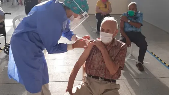 Don Riveros, el carpintero que con 87 años lloró porque nunca pensó que llegaría a vacunarse