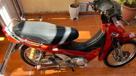 Quedó filmado cuando se robó una moto de una casa: piden ayuda para recuperarla