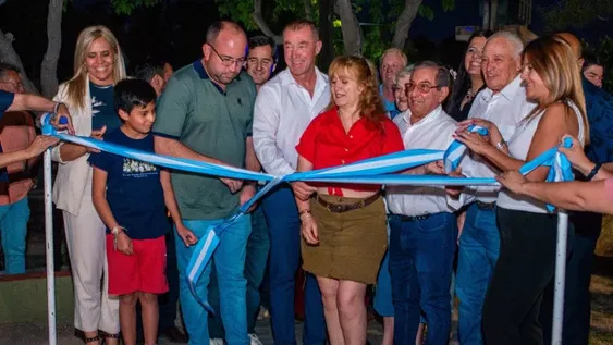 El vicegobernador, Fabián Martín, acompañó al intendente de Rivadavia, Sergio Miodowsky, en la reinauguración de la Plaza del Barrio Camus.