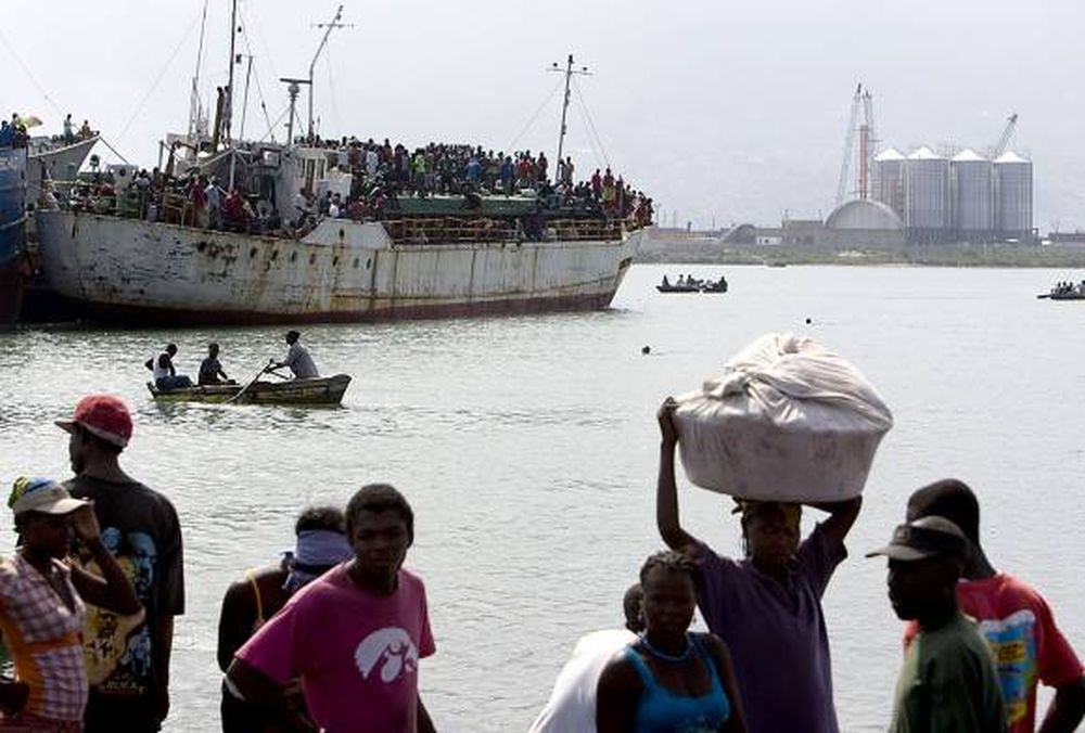 El puerto, lleno de miles de haitianos en plan de éxodo