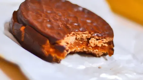 Compró un alfajor y al abrir el paquete se llevó una sorpresa: “Una vez en un millón”