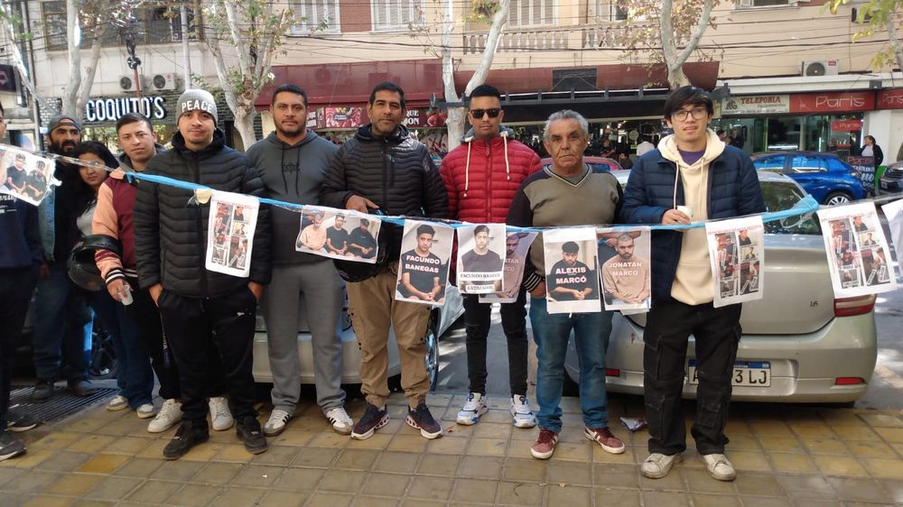 Un pu&ntilde;ado de damnificados se manifest&oacute; este lunes 4 de mayo en frente de Tribunales.&nbsp;