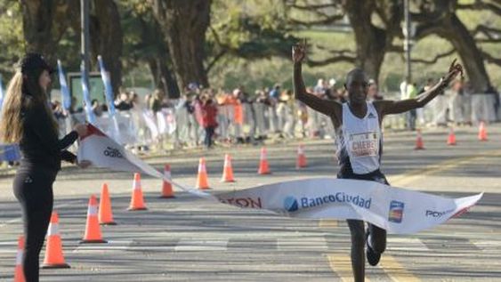 Un keniata se impuso en la maratón de Buenos Aires con récord incluido