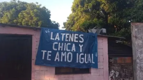 Una mujer dedicó un inusual cartel romántico por San Valentín: “No lo escraché…”