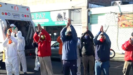 Recolectores de residuos “abrazaron” el Hospital Rawson para agradecer