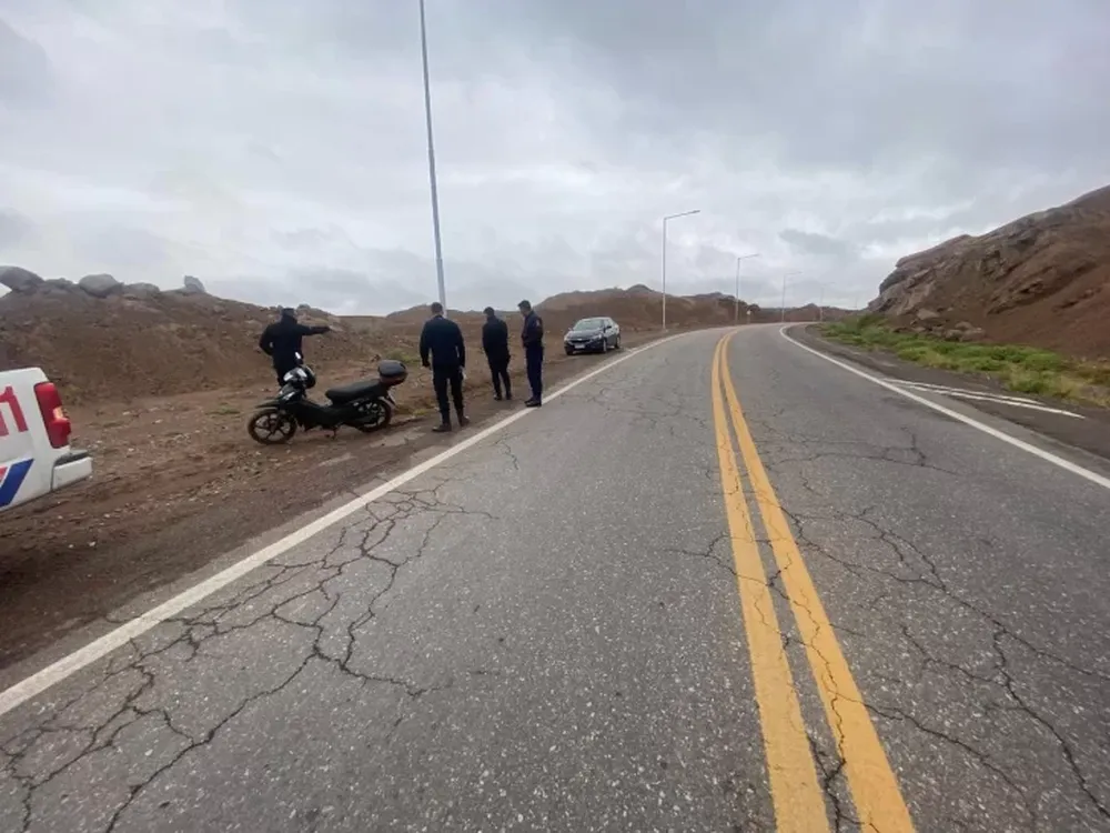 Perdió el control de su moto, se cayó y tuvo que ser hospitalizada