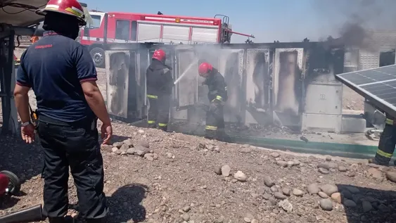 Sofocaron un incendio por una falla eléctrica en la planta de paneles solares de Ullum