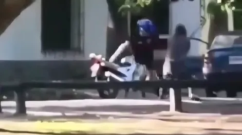 Brutal pelea vial: un motoquero mató a golpes a un automovilista