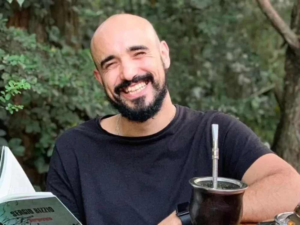 Abel Pintos compartió por primera vez una foto con su novia