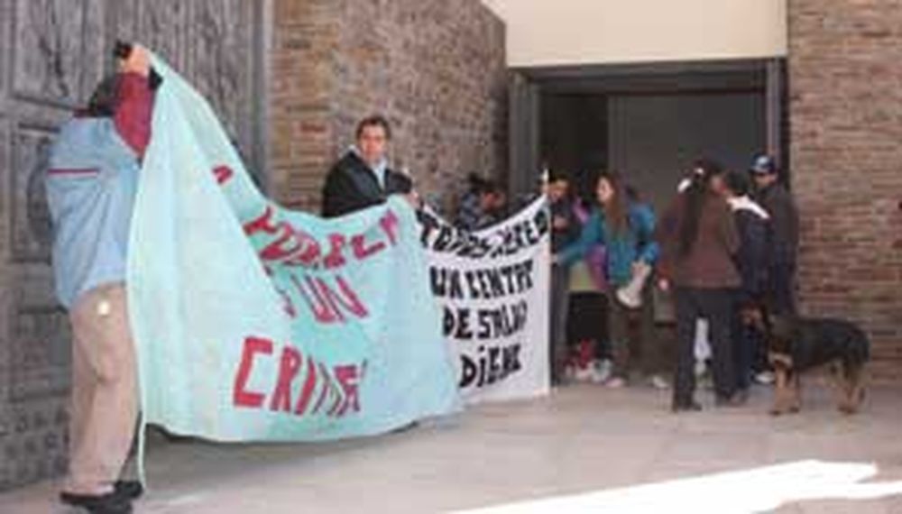 Piqueteros protestaron en la Catedral y solicitaron ayuda social