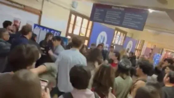 Butal pelea entre agrupaciones libertarias y peronistas en un pasillo de la UBA