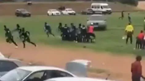 Se metió a la cancha con una camioneta para atropellar al árbitro