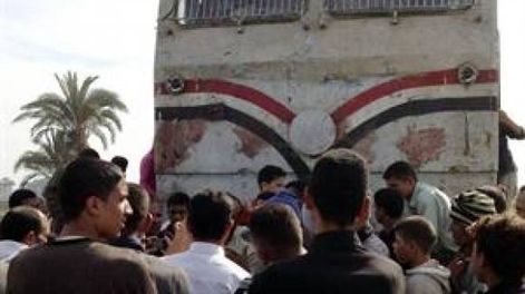 Egipto: choque entre un micro y un tren dejó 47 niños muertos