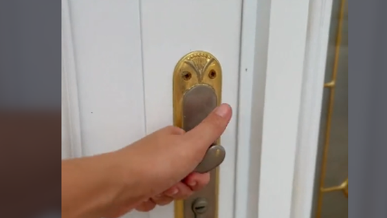 La contrataron para limpiar una casa y lo que encontró la dejó sin respiro