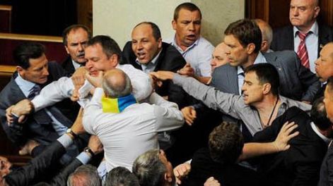 Increíble batalla campal en el Parlamento de Ucrania