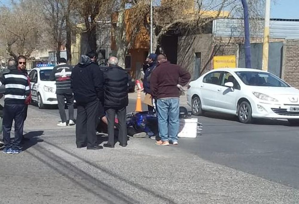 Un accidente en Capital dejó un motociclista con varios golpes