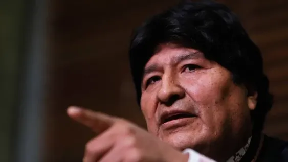 [VIDEOS] Golpean con una silla a Evo Morales en un encuentro con miembros de su partido
