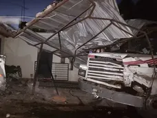 Mendoza: un camión se incrustó en una vivienda y sorprendió a una familia mientras dormía Mendoza: un camión se incrustó en una vivienda y sorprendió a una familia mientras dormía