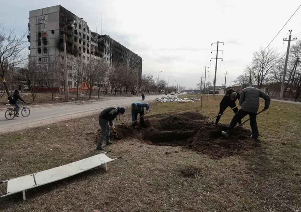 Los rusos bombardean y destruyen refugio con 400 personas en Mariupol