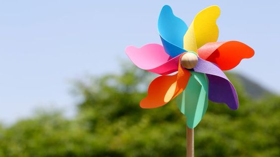 Jardines con molinillos de viento: por qué tienen una función clave