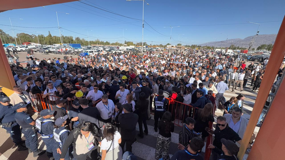 expo minera, segundo dia: retrasan el ingreso luego de los problemas que ocasiono el viento