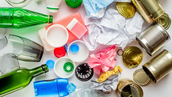 Cómo cambiar botellas y latas por compost