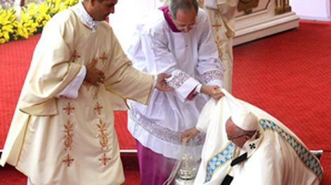 El tropezón de Francisco en el inicio de una misa en Polonia