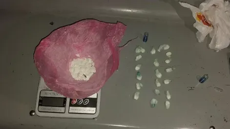 Sorprendieron a cuatro sujetos que estaban vendiendo droga: tenían más de 30 gramos de cocaína