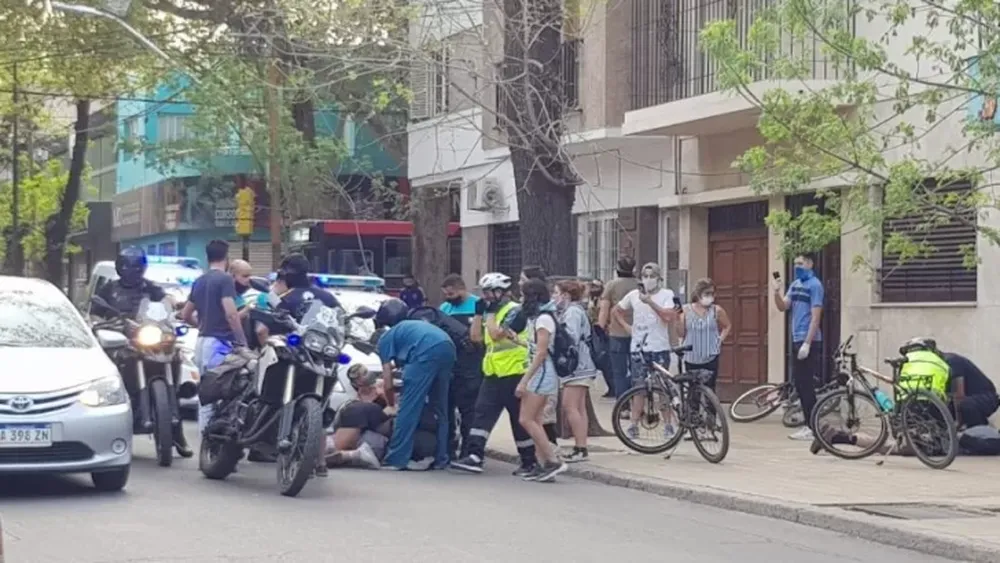 [VIDEOS] Terrible enfrentamiento entre agentes y skaters en Mendoza