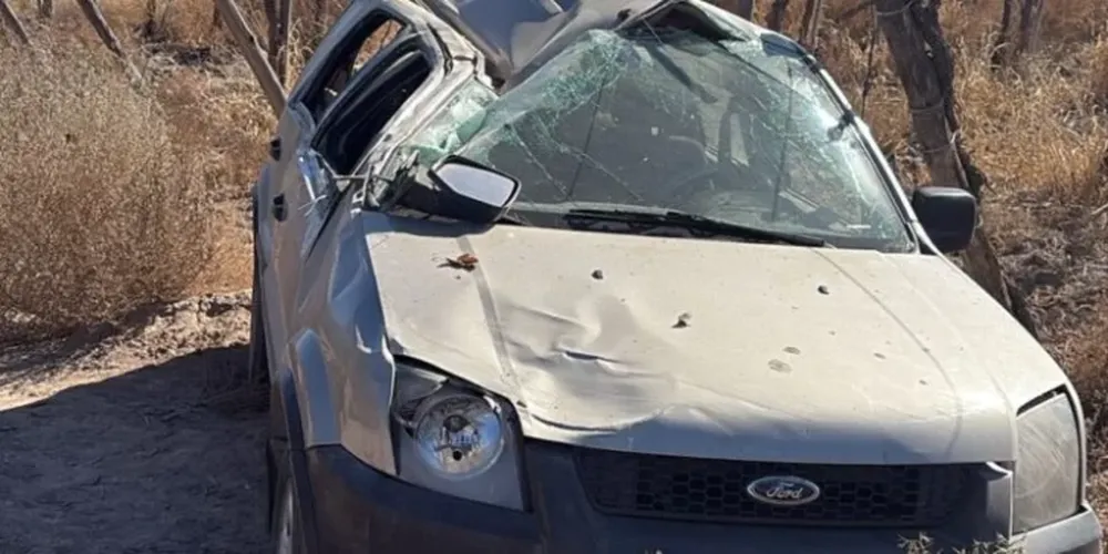 Perdió el control del auto, volcó y terminó en una finca