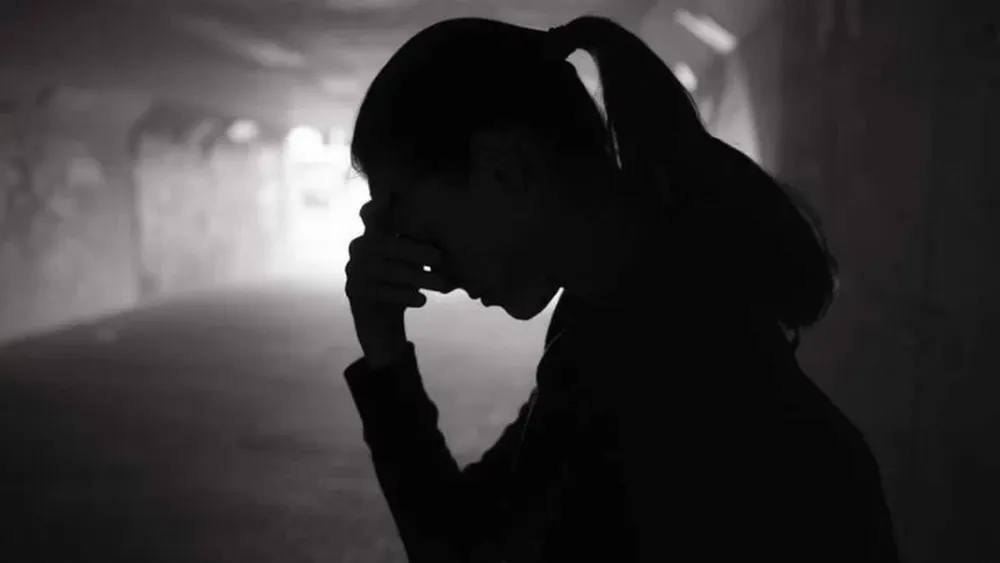 Le molestó que su ex se tomara selfies y la corrió pateándola e insultándola: fue condenado