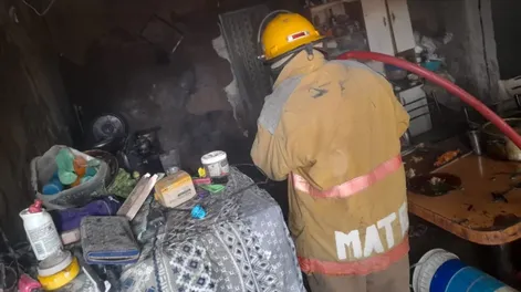 Una fuga de gas provocó un incendio en una casa y el fuego arrasó hasta con los pájaros