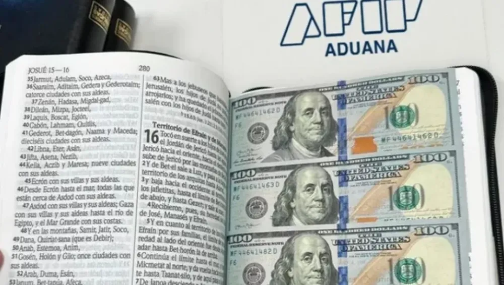 Secuestraron casi 17 mil dólares ocultos dentro de biblias