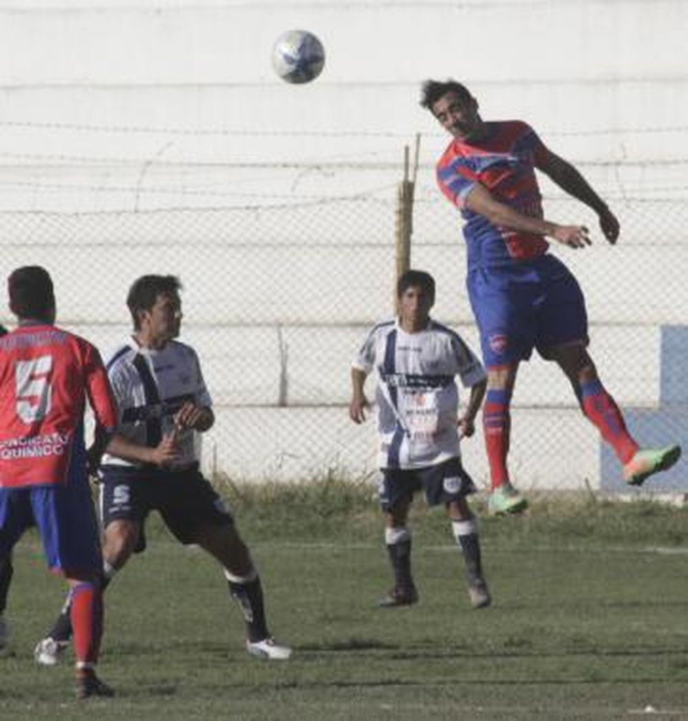 La Villa pegó y manda en soledad