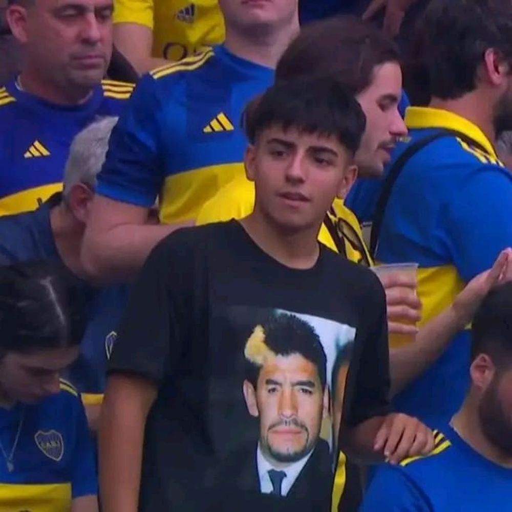Benjamín Agüero presente en el Maracaná: la remera especial con el recuerdo de su abuelo, Diego Maradona