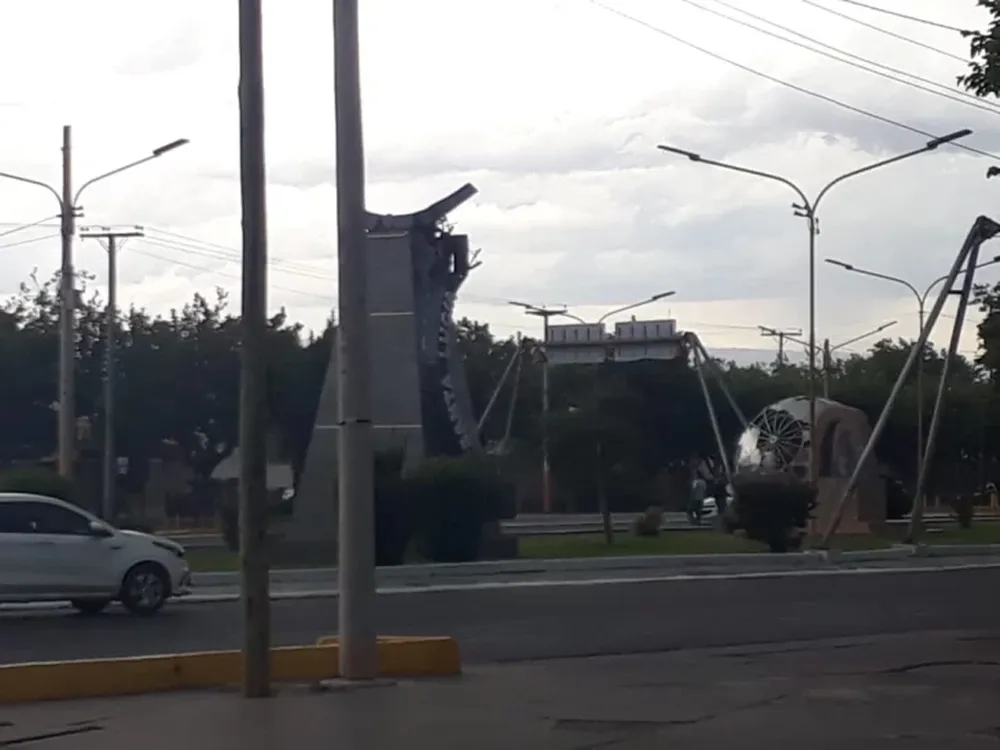 Versiones cruzadas en Santa Lucía: ¿El globo terráqueo se cayó por el viento o lo bajaron?