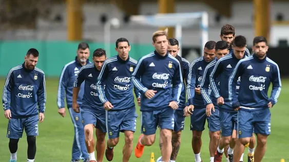 Sampaoli volvió a cambiar y probó con Paredes y Papu Gómez