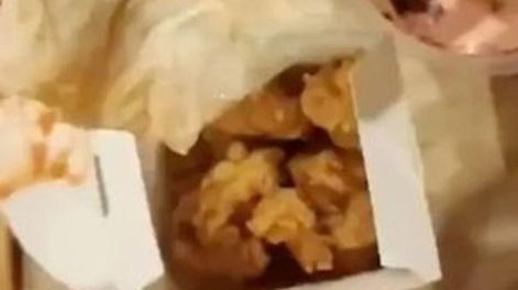 Denunció que le sirvieron papel higiénico frito en un local de comidas rápidas
