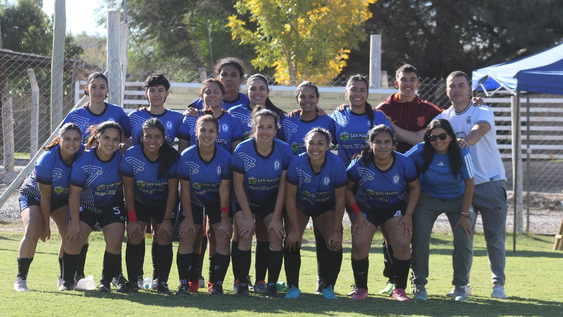 IMPARABLES. Las chicas de Aston Birra ganaron todos los partidos que jugaron en el torneo femenino de Adepu. Buscan su primer título.