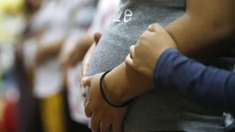Embarazo adolescente cayó un 60% entre 2014 y 2021