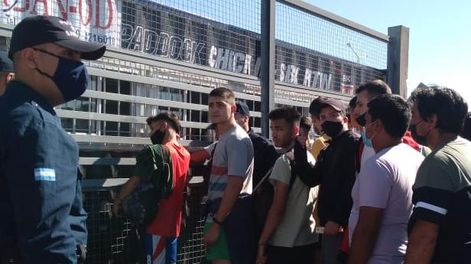 Entre cantos y bajo el Sol, cientos de personas van por los últimos tickets para el partido