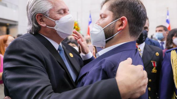 El particular regalo que Fernández le hizo a Boric durante su asunción